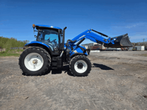 Vue latérale complète du tracteur New Holland T6.180 avec cabine et loader