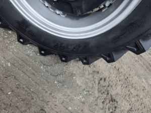 Pneu arrière du tracteur Case IH Farmall 70A dimension 14.9-28