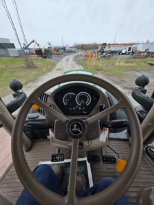 Volant et tableau de bord du tracteur John Deere 6155R.