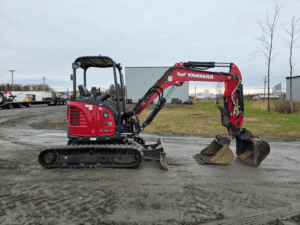 Profil latéral de l’excavatrice compacte Yanmar ViO35 sur chenilles