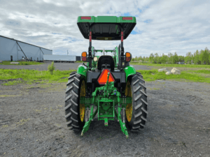 Vue arrière du tracteur John Deere 5075E 2022 avec attelage trois points.