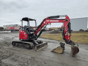 Excavatrice Yanmar ViO35 rouge avec bucket à dents et bucket à fossé