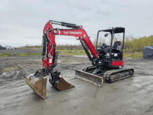 Excavatrice Yanmar ViO35 rouge vue avant gauche avec lame niveleuse et buckets