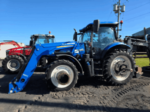Tracteur New Holland T7.230 2018 usagé avec chargeur frontal New Holland 865TL chez Les Équipements Daigle