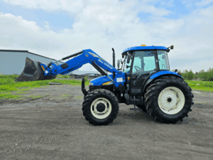 Profil gauche du tracteur New Holland TD95D 2008 avec cabine et chargeur frontal.