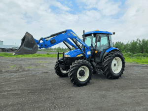 2008 New Holland TD95D tractor with front-end loader viewed from the front left side, available at Les Équipements Daigle.