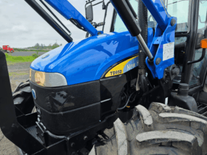 Capot et chargeur frontal du tracteur New Holland TD95D 2008.