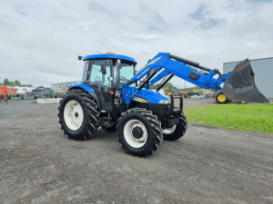 Tracteur New Holland TD95D 2008 vu de l’avant droit avec chargeur.