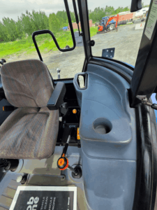 Console et espace de rangement dans la cabine du New Holland TD95D.
