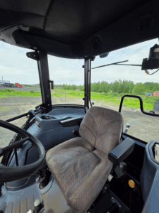 Intérieur du toit de cabine du New Holland TD95D.