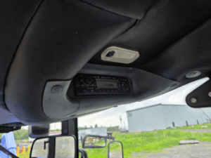 Radio intégrée dans la cabine du New Holland TD95D.