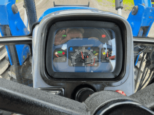 Tableau de bord du tracteur New Holland TD95D 2008 affichant 3 221 heures de fonctionnement.