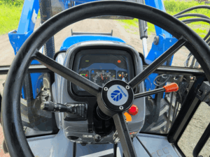 Tableau de bord et volant du tracteur New Holland TD95D