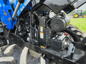 Diesel engine compartment of a New Holland TD95D inspected by Les Équipements Daigle.