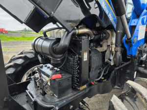 Compartiment moteur du tracteur New Holland TD95D 2008.