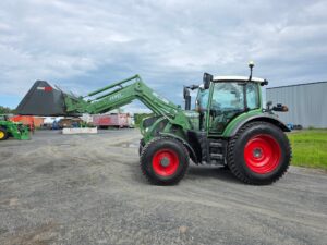 Vue de profil gauche d'un tracteur Fendt 512 Vario 2016 avec chargeur frontal