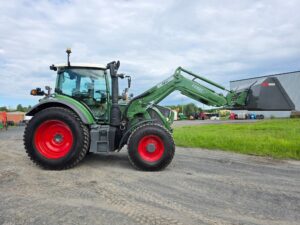 Vue avant droite d'un Fendt 512 Vario 2016 avec godet frontal