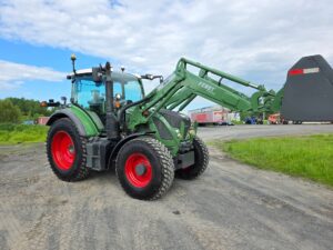 Vue de profil droit d'un tracteur Fendt 512 Vario 2016 avec chargeur frontal