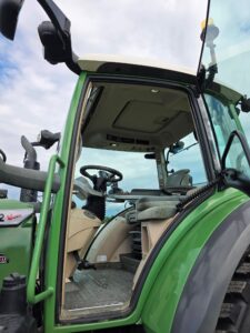 Entrée ouverte de la cabine d'un tracteur Fendt 512 Vario 2016