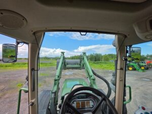 Vue du conducteur à travers le pare-brise d'un Fendt 512 Vario avec chargeur frontal
