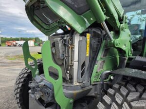 Compartiment moteur d'un tracteur Fendt 512 Vario 2016 avec le capot ouvert