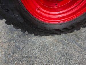 Pneu agricole arrière d'un tracteur Fendt 512 Vario 2016