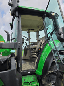 Cabine du tracteur John Deere 6120M 2021 avec accès ergonomique