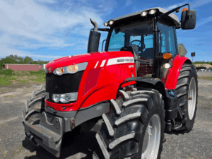 Avant du tracteur Massey Ferguson 6616 2015 avec éclairage et capot rouge