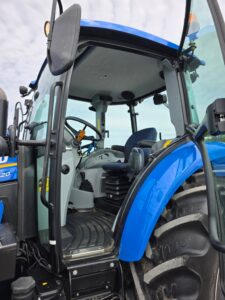 Cabine du tracteur New Holland T5.120 avec porte ouverte