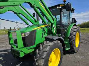Gros plan du tracteur John Deere 5115M 2020 montrant le capot et la cabine.