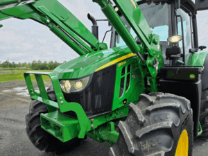Capot avant du tracteur John Deere 6120M 2021 avec éclairage de travail