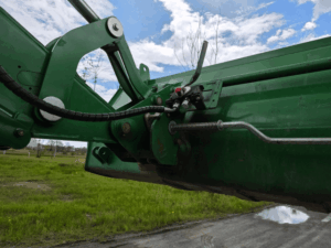 Détail du système de verrouillage du godet sur le chargeur John Deere 600R.