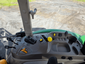 Vue rapprochée de la console latérale du John Deere 5115M.