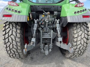 Rear hydraulic outlets and three-point hitch on a Fendt 512 Vario tractor