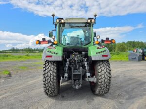 Rear view of a 2016 Fendt 512 Vario tractor with three-point hitch