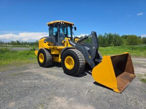 Chargeuse John Deere 524P 2021 vue avant droite avec godet
