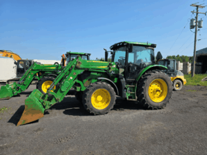 Vue avant du tracteur John Deere 6130R 2019 avec chargeur John Deere 620R et cabine.