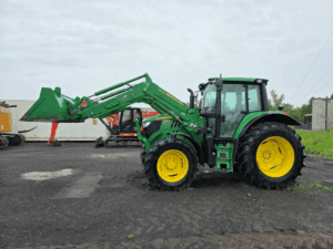Tracteur John Deere 6140M 2021 avec chargeur frontal John Deere et godet en vente chez Les Équipements Daigle.
