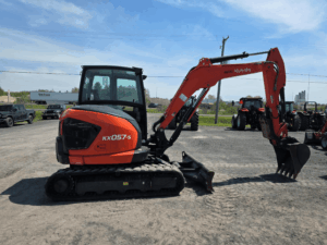 Excavatrice Kubota KX057-5 2022 usagée avec flèche articulée et godet d'excavation vue du côté droit