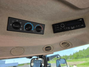 Climate control and radio system in Massey Ferguson 6616 cab