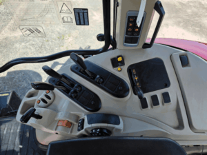 Hydraulic levers and controls in Massey Ferguson 6616 tractor