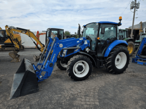 Tracteur New Holland T4.75 2016 avec chargeur frontal Stoll ProfiLine FZ 8 stationné dans la cour des Équipements Daigle.