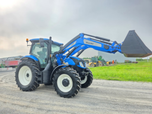 New Holland T6.145 2022 avec chargeur Quicke Q6M levé et bucket, prêt à travailler.