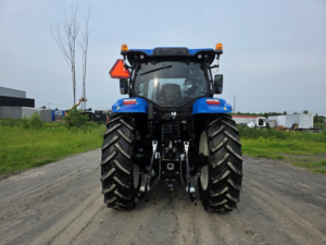 Arrière du tracteur New Holland T6.145 2022 avec relevage hydraulique trois points.