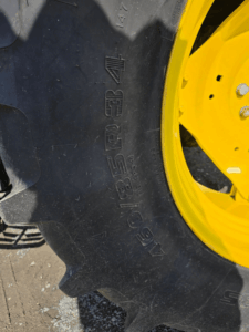 Pneu arrière 460/85R34 du tracteur John Deere 5115M 2020 en vente chez Les Équipements Daigle.