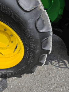 Pneu avant 420/85R24 du tracteur John Deere 6120M 2021
