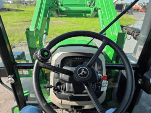 Volant et tableau de bord du John Deere 5115M 2020.