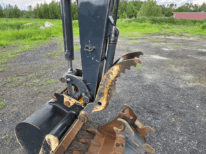 Pouce hydraulique sur excavatrice John Deere 35G 2017