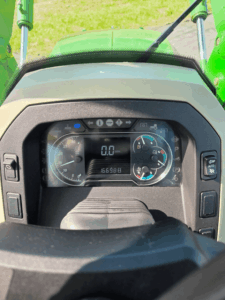 Tableau de bord affichant 1 659 heures sur le John Deere 5115M 2020.