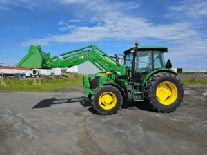 2020 John Deere 5115M tractor with front loader and cab for sale at Les Équipements Daigle.